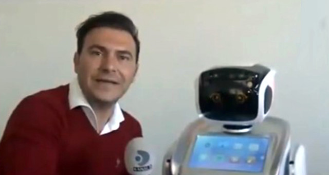 Bakan Arslan’ın Sözünü Kesen Robot, Özür Diledi