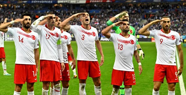 Türk futbolcularının Fransa maçında asker selamı vermesi Fransızları çıldırttı
