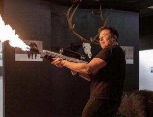 Musk, çalışanların açık renkler giymesini yasakladı! İşte sebebi