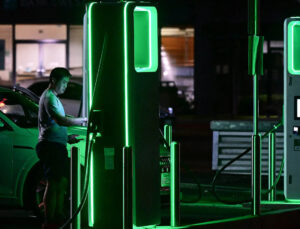 Elektrikli arabalara şarj sınırı! Artık istasyonlar işgal edilemeyecek