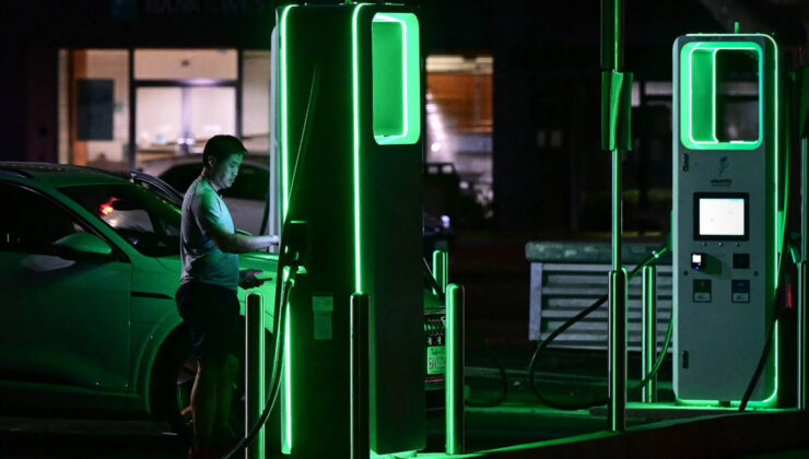 Elektrikli arabalara şarj sınırı! Artık istasyonlar işgal edilemeyecek